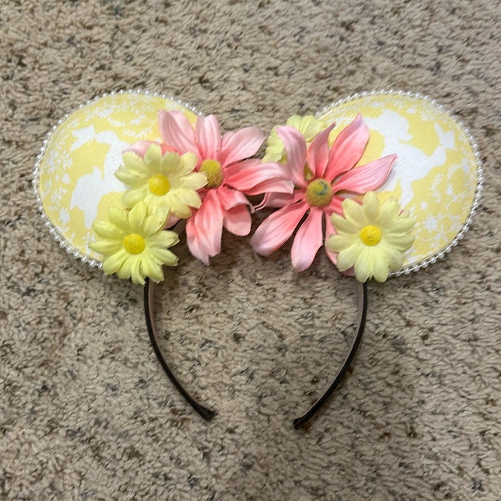 Minnie Mouse Ears. Disney Ears View 2